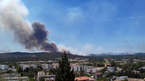 Incendie à Bormes-les-Mimosas : le feu toujours actif - Témoins BFMTV