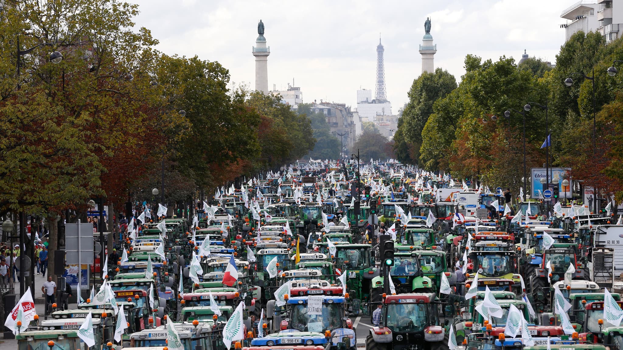 Une manifestation d'agriculteurs se dirige vers la place de la Nation, à Paris, le 3 septembre 2015 Une manifestation d'agriculteurs se dirige vers la place de la Nation, à Paris, le 3 septembre 2015