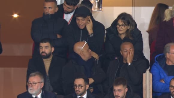 Kylian Mbappé en tribune aux côtés de sa mère pour la deuxième période de Monaco-PSG, 1er mars 2024