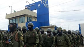 Des membres des forces armées équatoriennes dans une prison à Guayaquil, en Équateur, le 12 août 2023. 