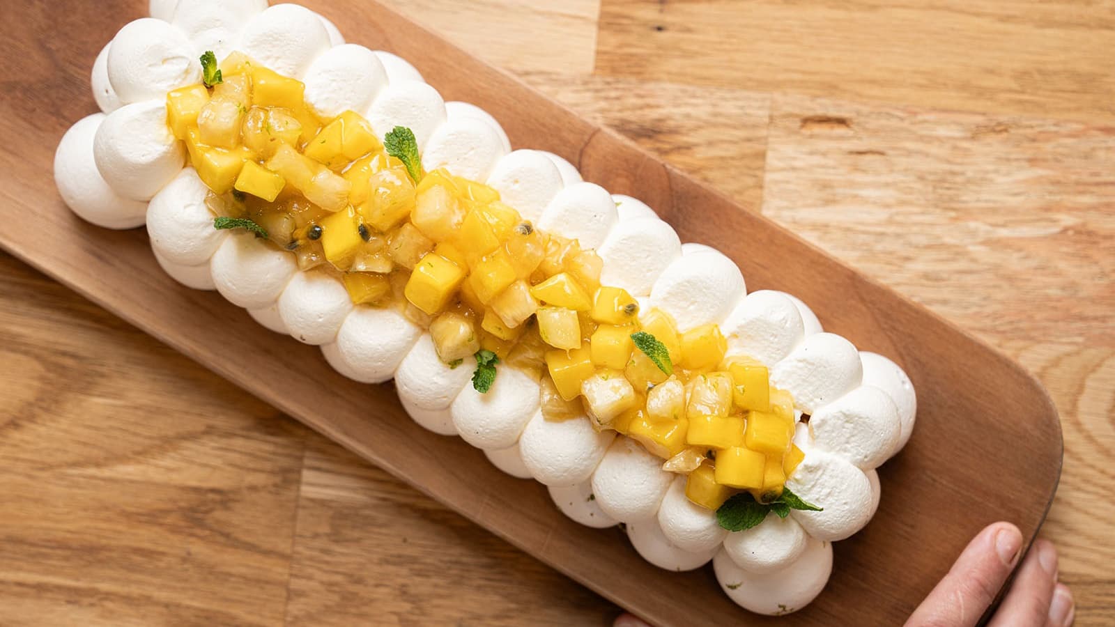La bûche façon pavlova de la pâtisserie Duclef, dans le 5e arrondissement de Lyon. La bûche façon pavlova de la pâtisserie Duclef, dans le 5e arrondissement de Lyon.