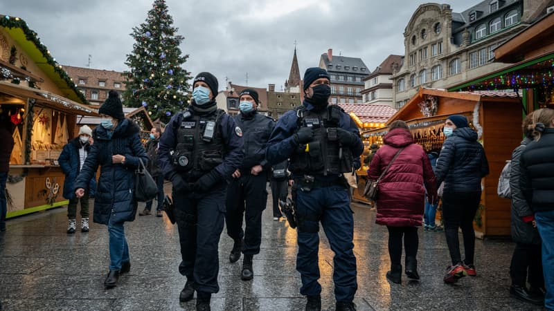 Des policiers sur le marché de noël de Strasbourg le 1er décembre 2021