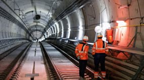 Des employés d'Eurovia Transport Ferroviaire dans le tunnel du métro avant la dernière soudure des rails de la ligne 15 Sud du "Grand Paris Express", le 3 avril 2024.
