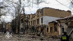 Des secours dans la ville de Kherson, touchée par des bombardements le 2 février 2024