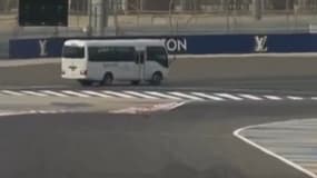 Un bus en train de circuler aux abords d'un virage en pleine séance d'essais en F1 à Bahreïn, le 28 février 2025.