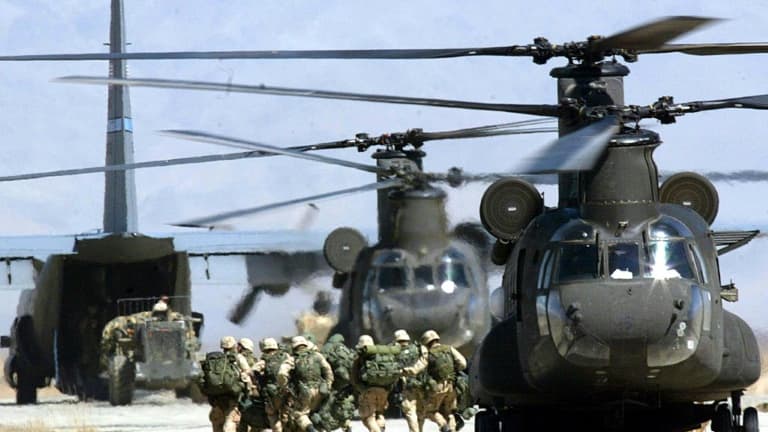 Des soldats américains débarquent d'hélicoptères Chinook à la base aérienne de Bagram en mars 2002 en Afghanistan