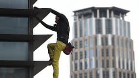 Le Français Alain Robert a été arrêté après avoir escaladé une tour à Manille.