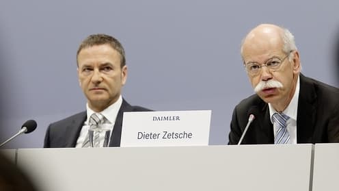 Le patron de Daimler Dieter Zetsche (à droite) et le directeur financier Bodo Uebber (à gauche)