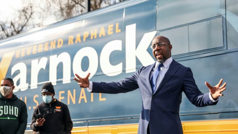 Le candidat au Sénat américain Raphael Warnock à Marietta, en Géorgie, le 5 janvier 2020, jour de l'élection