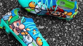 Les crampons de Jasir Asani à l'effigie du jeu vidéo Super Mario 