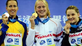 Mélanie Hénique (à droite) sur le podium du 50m papillon
