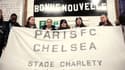 Les joueuses du Paris FC font la promotion du match face à Chelsea sur les quais du métro.
