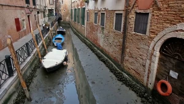 Des gondoles à Venise, en Italie, alors que le niveau des canaux est anormalement bas 