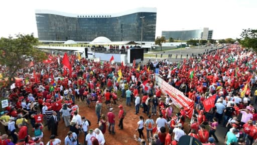 Les soutiens de l'ancien président Luiz Inacio Lula da Silva sont rassemblés devant la Cour électorale suprême à Brasilia le 15 août 2018