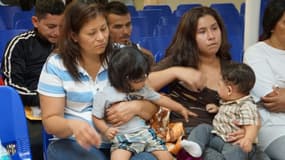 Des femmes et leurs enfants attendant d'être aidées par des volontaires, dans la ville frontalière de McAllen, au Texas, le 15 juin 2018