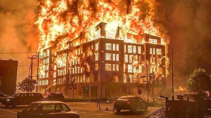 Ce bâtiment incendié à Minneapolis n'appartient pas à la police. 
