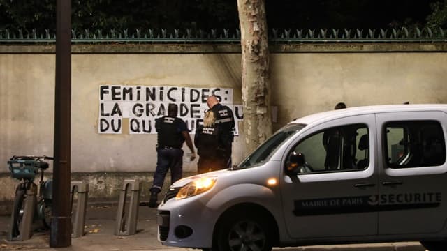 La police municipale de Paris devant des affiches anti-féminicides, dans la nuit du 6 septembre dernier.
