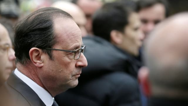 Le président François Hollande arrive devant les locaux de Charlie Hebdo après une attaque meurtrière contre le journal satirique, le 7 janvier 2015 à Paris