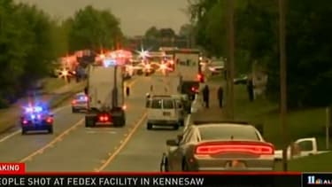 Les secours sur les lieux de la fusillade à Kennesaw, en Georgie, aux Etats-Unis, le 29 avril 2014.
