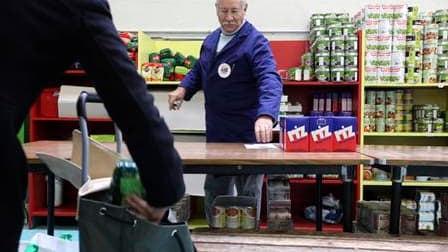 Centre de distribution alimentaire des "Restos du coeur" à Nantes. Selon une étude publiée par l'Insee, huit millions de personnes, soit 13,4% de la population, vivaient sous le seuil de pauvreté en France en 2007. Le seuil de pauvreté était de 908 euros