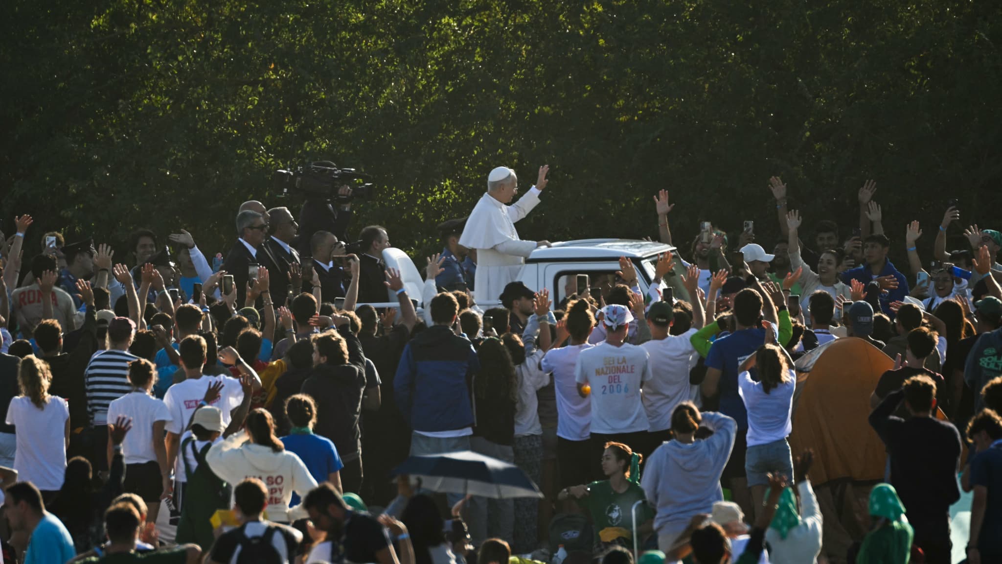 Le pape Léon XIV salue à son arrivée avant de présider une messe dans le quartier de Tor Vergata à Rome, dans le cadre du Jubilé de la jeunesse, le 3 août 2025. 