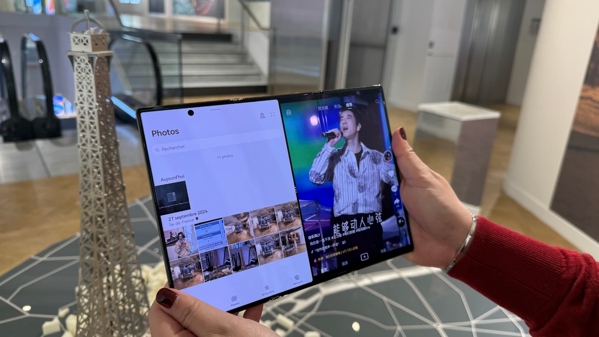 Le Huawei Mate XT propose une dalle de 10,2 pouces quand il est déplié Le Huawei Mate XT propose une dalle de 10,2 pouces quand il est déplié