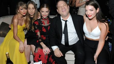 Harvey Weinstein, entouré deTaylor Swift, Este Haum, Jaime King et Lorde, aux Golden Globes en 2015