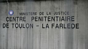Le centre pénitentiaire de Toulon-La Farlède (Bouches-du-Rhône), ici son mur d'enceinte en avril 2004, a été la cible de tirs à l'arme lourde.