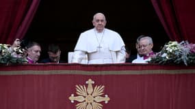 Le pape François arrive lors du traditionnel discours "Urbi et Orbi" sur la place Saint-Pierre au Vatican, le 25 décembre 2023.