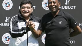 Pelé (à droite), en compagnie de Maradona, est hospitalisé au Brésil. 