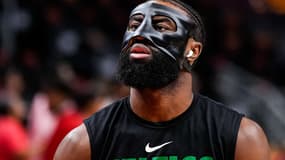 Jaylen Brown s'échauffe, lors du premier tour des playoffs 2022-2023, contre Atlanta.