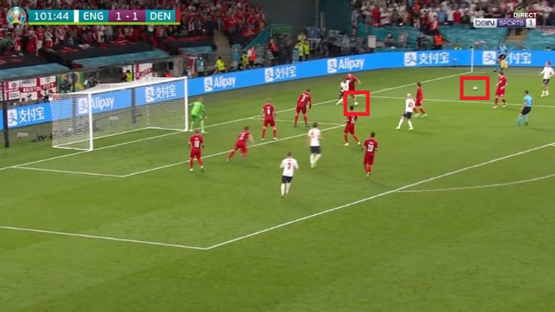 Deux ballons sur le terrain au moment du penalty sifflé sur Sterling, lors d'Angleterre-Danemark à l'Euro 2021
