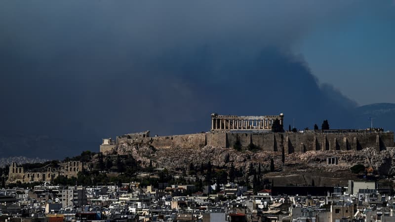 Incendies en Grèce: des dizaines de milliers de personnes appelées à quitter un district du nord d'Athènes