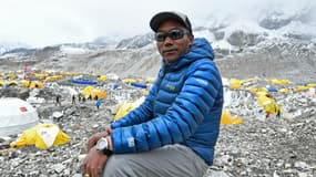 Sur cette photo prise le 2 mai 2021, l'alpiniste népalais Kami Rita Sherpa pose lors d'une interview avec l'AFP au camp de base de l'Everest dans la région du mont Everest du district de Solukhumbu. 