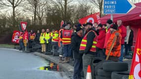 Une soixantaine de représentants CGT se sont réunis dès 7h ce matin sur le rond-point de Setques pour bloquer l'entrée de l'A26 aux automobilistes. 