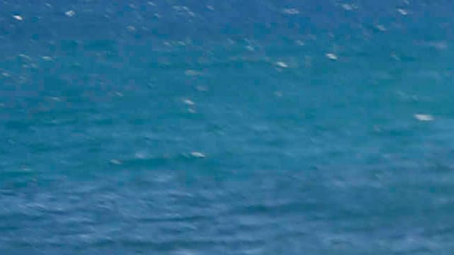 Des migrants surveillés par la police à Vintimille, à la frontière franco-italienne en 2015 (photo d'illustration)