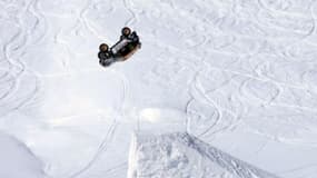 Guerlain Chicherit réalise un salto arrière en Mini à Tignes le 17 février 2013.