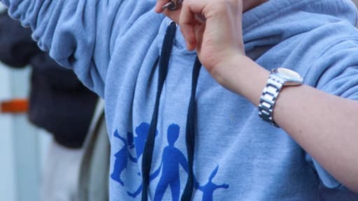 Un sweatshirt portant le logo de La manif pour tous.