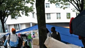 Des migrants au métro Stalingrad, dans le nord de Paris