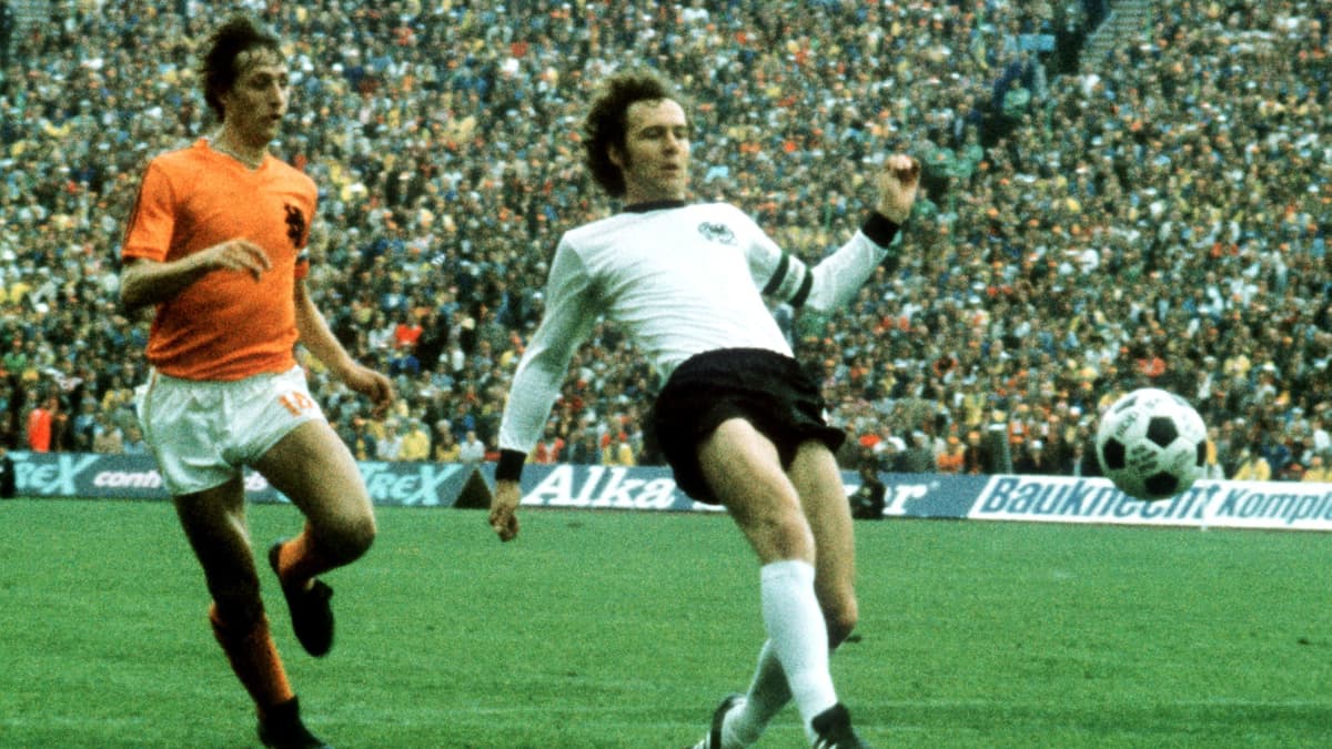 Franz Beckenbauer (en blanc) face à Johan Cruyff lors de la finale de la Coupe du monde 1974 Franz Beckenbauer (en blanc) face à Johan Cruyff lors de la finale de la Coupe du monde 1974
