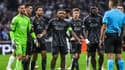 Les joueurs de l'Ajax protestent contre la décision de l'arbitre face à l'OM