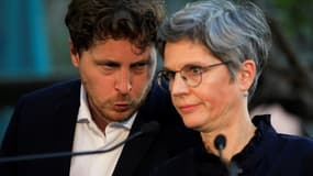 Sandrine Rousseau (d) et le secrétaire national de EELV Julien Bayou, le 19 septembre 2021 à Paris à l'annonce des résultats de la primaire écologiste