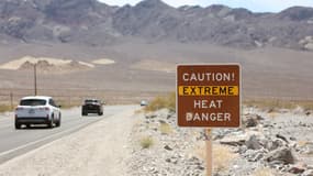 Un panneau d'avertissement de chaleur, le long de l'autoroute 190 dans le parc national de la Vallée de la mort, en Californie, le 16 juillet 2023.