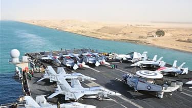 Le porte-avions américain USS Enterprise dans le canal de Suez le 15 février dernier. Les Etats-Unis ont annoncé mardi l'envoi de navires de guerre en direction de la Libye, estimant que ce pays risquait de basculer dans le chaos si le colonel Mouammar Ka