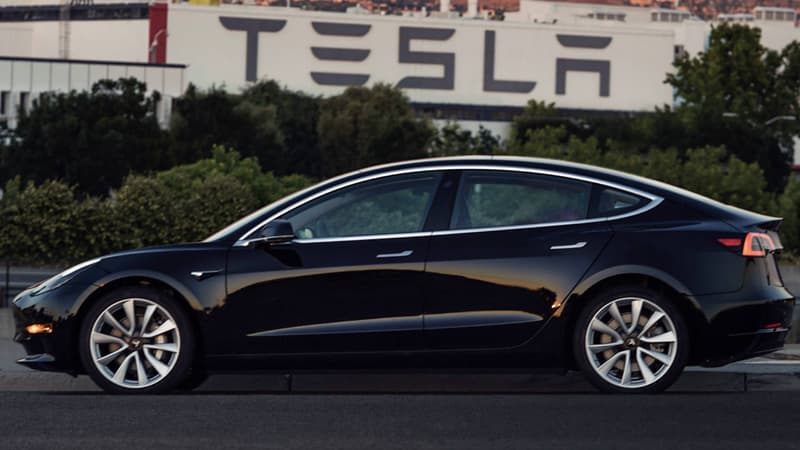 La première Model 3 de série, c'est elle. Le patron de Tesla Elon Musk a dévoilé le 09 juillet les premières images de la berline tant attendue. 