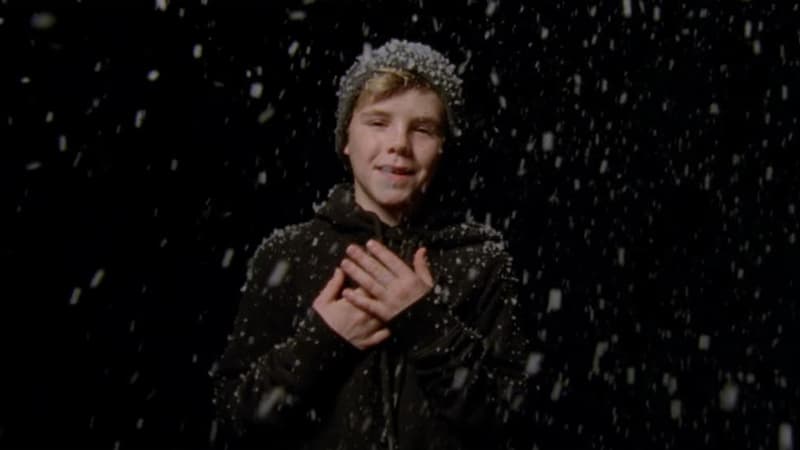 Cruz Beckham dans le clip de "If everyday was Christmas".