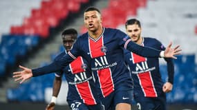 Kylian Mbappé célèbre un but avec le PSG