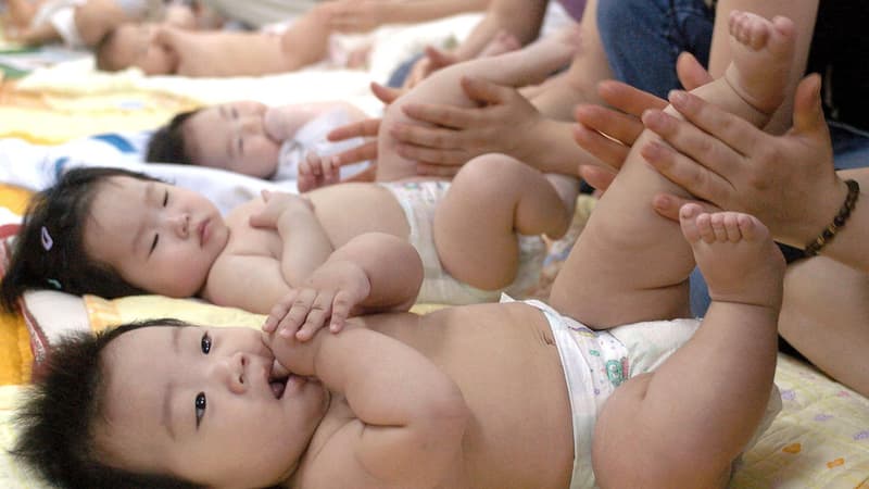 Des mères sud-coréennes pratiquent des massages sur leurs bébés lors d'un programme de formation dans un centre de santé publique à Séoul. (photo d'illustration)