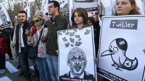 A Ankara, des manifestants contre le blocage de Twitter, le 21 mars 2014.