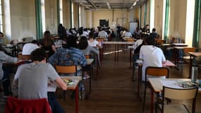 Des candidats au bac lors de l'épreuve de philosophie en juin 2019 au lycée Janson de Sailly, à Paris